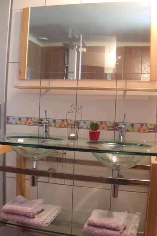 Bed and Breakfast La Bicyclette Fleurie Villemoirieu Zimmer foto