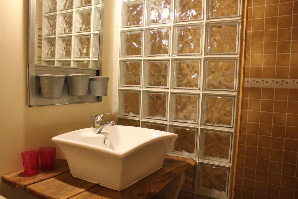 Bed and Breakfast La Bicyclette Fleurie Villemoirieu Zimmer foto